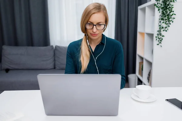 Kulaklıklı Olgun Bir Kadın Ofisinde Otururken Kablosuz Bilgisayarla Yazı Yazıyor — Stok fotoğraf
