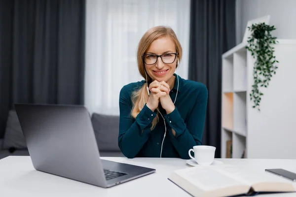 Ofisinde Oturan Gözlüklü Sıradan Giyinmiş Çekici Olgun Bir Kadının Portresi — Stok fotoğraf