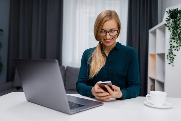 Çekici Beyaz Kadın Yüzünde Gülümsemeyle Seyyar Ekrana Bakarken Dizüstü Bilgisayar — Stok fotoğraf