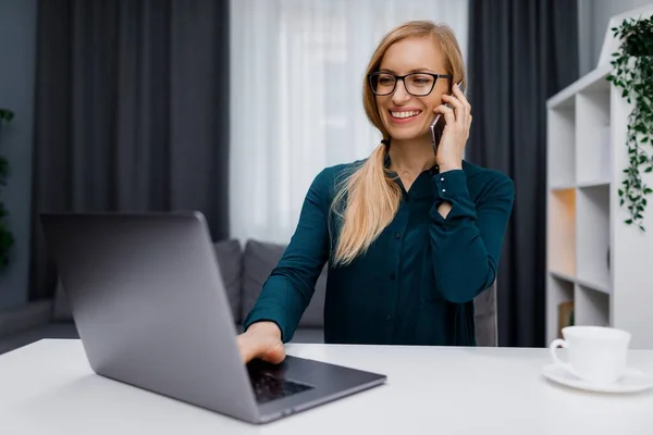 Gözlüklü Hoş Olgun Bir Kadın Bilgisayarında Modern Bir Dizüstü Bilgisayarla — Stok fotoğraf
