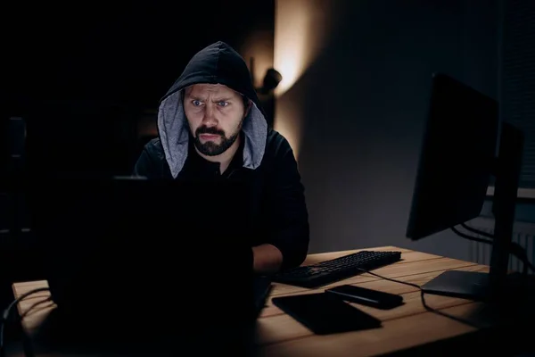 남자가 어두운 표정으로 노트북 화면을 있습니다 인터넷에서 데이터베이스를 혐의로 — 스톡 사진
