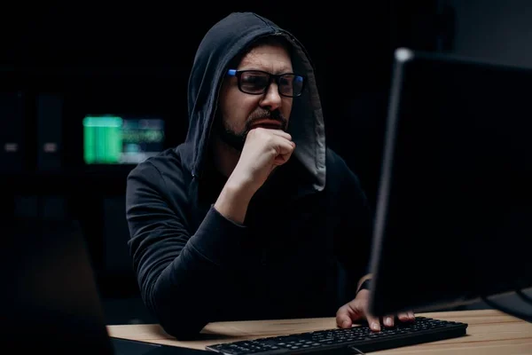 Hacker Computador Atento Capuz Preto Invadindo Dados Corporativos Enquanto Sentado — Fotografia de Stock