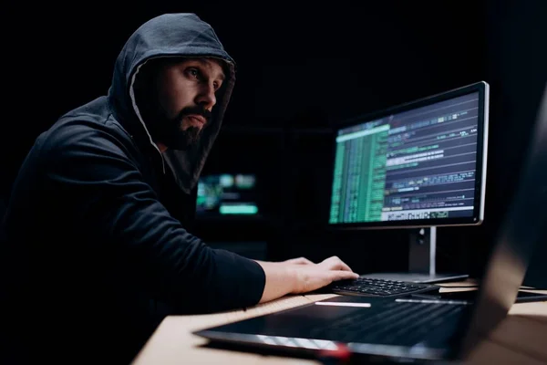 Especialista Computação Focada Capuz Preto Usando Computadores Para Organizar Ataques — Fotografia de Stock