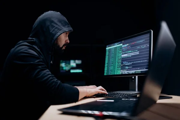 어두운 노트북으로 코딩하는 수염을 남자의 캅카스 전문가가 정보를 파괴하다 — 스톡 사진