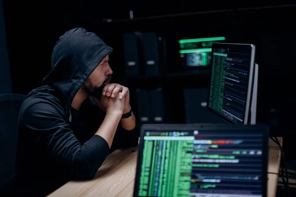 Caucásico Hacker Encapuchado Sentado Habitación Oscura Mirando Pantalla Computadora Con —  Fotos de Stock
