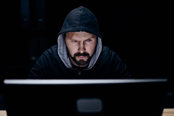 앞쪽의 Vide 후드를 의어두운 방에서 일하고 사이버 테러리스트 서버에서 온라인 — 스톡 사진