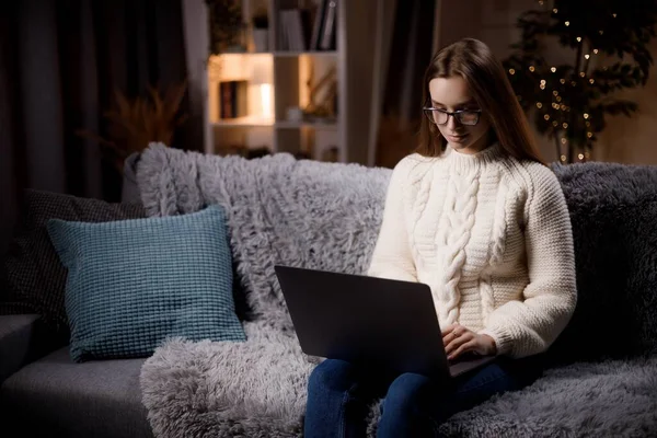 Akşamları Evde Ders Çalışmak Için Modern Dizüstü Bilgisayar Kullanan Gözlüklü — Stok fotoğraf