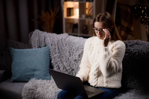 Evde Kanepede Otururken Dizüstü Bilgisayar Ekranına Bakan Konsantre Kadın Öğrenci — Stok fotoğraf