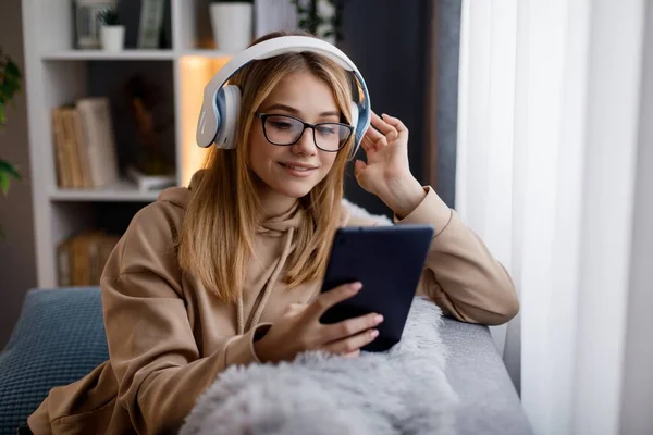 Mujer Joven Agradable Usando Auriculares Inalámbricos Tableta Digital Para Escuchar — Foto de Stock