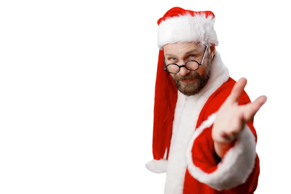 Портрет Положительного Санта Клауса Жестикулирующего Рукой Стоя Сером Фоне Студии — стоковое фото