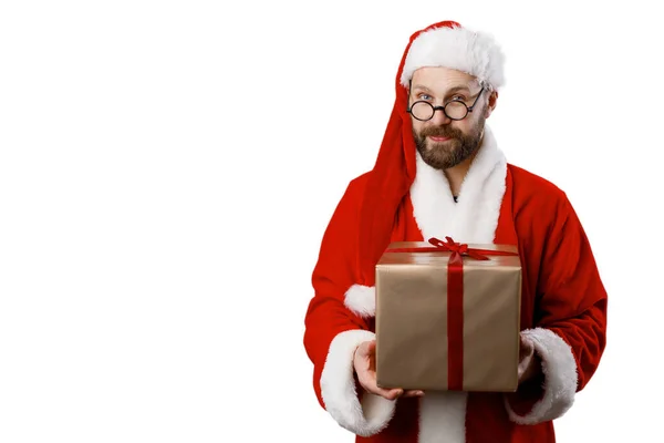 Первый Вид Положительного Бородатого Санта Клауса Держащего Рождественский Подарок Сером — стоковое фото