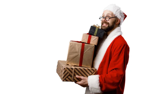 Père Noël Barbu Souriant Costume Traditionnel Avec Pile Boîtes Cadeaux — Photo