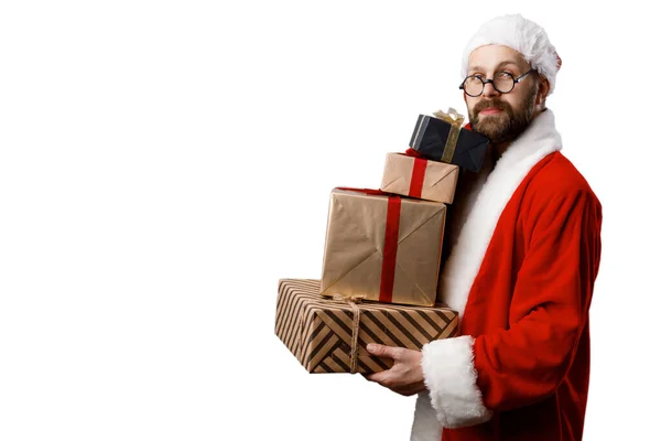 Белый Бородатый Мужчина Красных Рубашках Костюме Позирует Студии Красочными Подарочными — стоковое фото