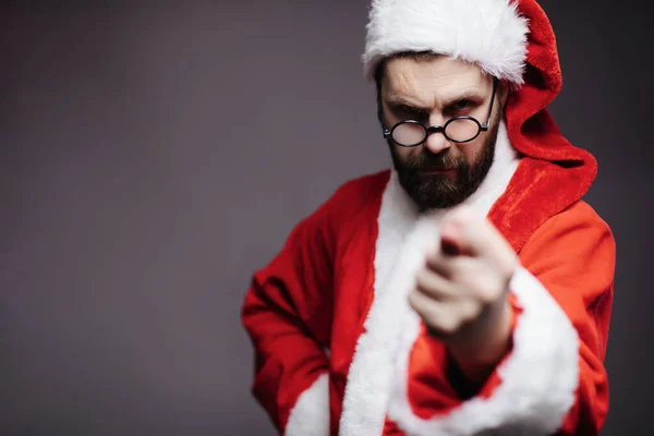 전통적 의상을 산타클로스는 어두운 녹음실 배경에 무화과를 주었다 이름없는 크리스마스 — 스톡 사진