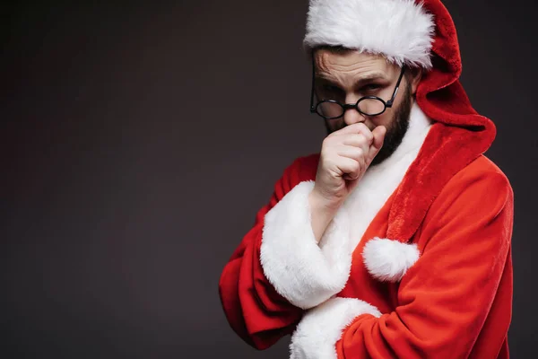Бородатый Санта Клаус Традиционном Красном Костюме Хмурый Коричневый Держа Кулак — стоковое фото