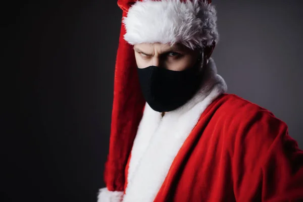 Wütende Reife Weihnachtsmänner Schwarzer Gesichtsmaske Posieren Vor Dunklem Hintergrund Kaukasischer — Stockfoto