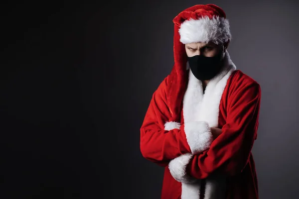 Stirnrunzelnder Weihnachtsmann Medizinischer Gesichtsmaske Posiert Mit Gekreuztem Atelier Mit Dunklem — Stockfoto