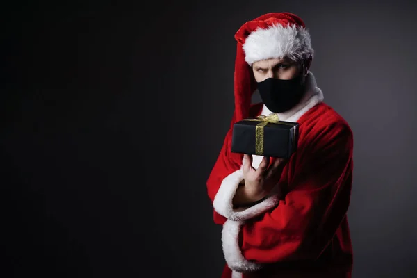 Homme Mature Confiant Costume Père Noël Rouge Masque Noir Tenant — Photo
