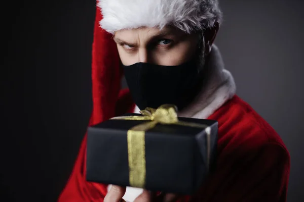 Gros Plan Père Noël Mature Dans Masque Protecteur Tenant Une — Photo