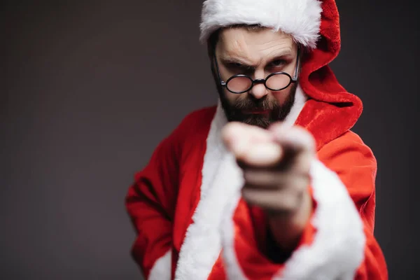 Běloch Zralý Muž Červených Vánočních Kostýmech Klobouku Gestikulující Prstem Zatímco Royalty Free Stock Obrázky