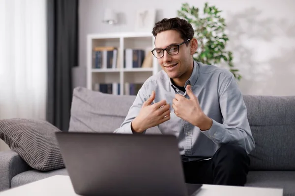 Bonito Jovem Óculos Usando Laptop Moderno Para Videochamada Casa Homem — Fotografia de Stock