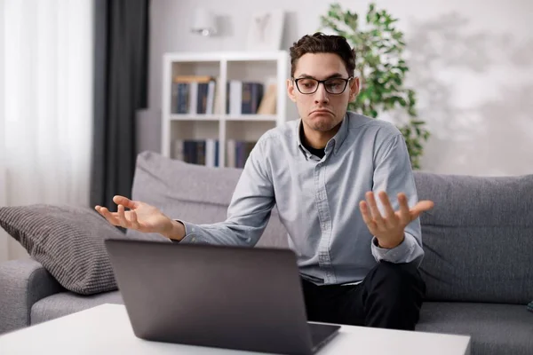 Freelancer Masculino Caucasiano Óculos Encolhendo Ombros Durante Conversa Vídeo Laptop — Fotografia de Stock