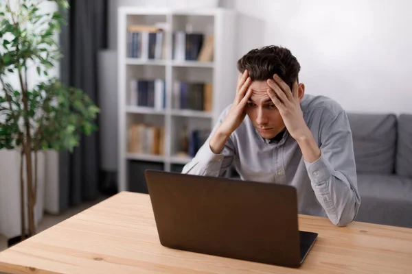 Homem Caucasiano Frustrado Roupas Casuais Recebendo Más Notícias Laptop Moderno — Fotografia de Stock