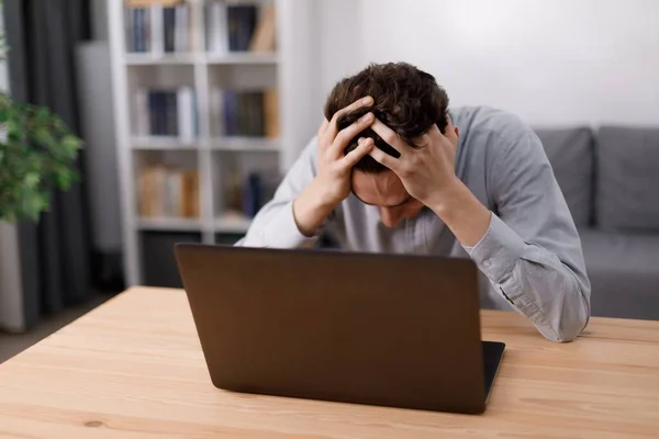 Cansado Caucasiano Homem Inclinado Com Cabeça Mesa Sentindo Estresse Trabalho — Fotografia de Stock