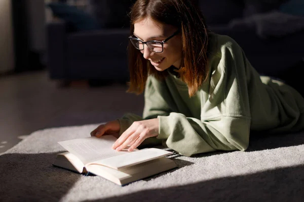 Usmívající Tmavovlasá Žena Neformálním Oblečení Brýlích Četla Zajímavou Knihu Zatímco — Stock fotografie