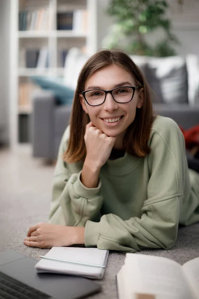 Trevlig Ung Kvinna Med Positiva Ansiktsuttryck Njuter Distansundervisning Med Böcker — Stockfoto