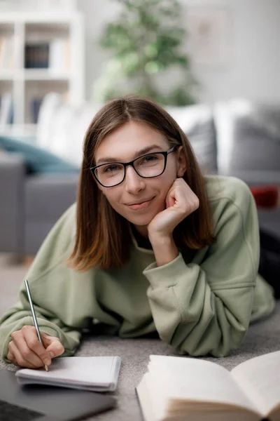 Přední Pohled Ležící Usmívající Mladou Ženu Laptopem Knihami Kavkazská Studentka — Stock fotografie