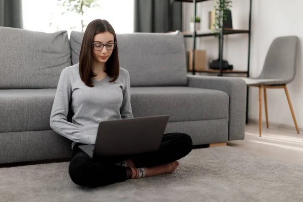 Gözlüklü Beyaz Kadın Evde Çalışırken Lotus Pozisyonunda Otururken Dizüstü Bilgisayar — Stok fotoğraf