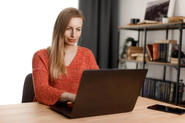 Ofisinde Çalışırken Modern Taşınabilir Dizüstü Bilgisayara Odaklanmış Kadın Serbest Yazar — Stok fotoğraf
