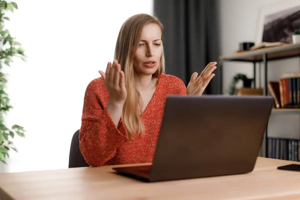 Mulher Loira Caucasiana Com Expressão Facial Focada Usando Laptop Sem — Fotografia de Stock