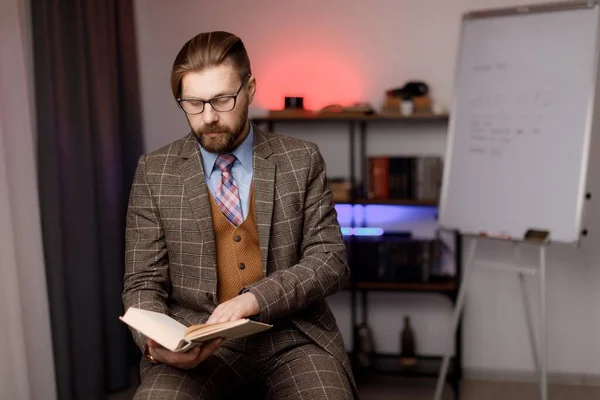 Neoholený Soustředěný Muž Blogger Brýlích Stylové Formální Oblek Čtení Knihy Stock Fotografie
