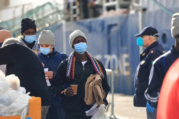 Salerno, Italy- 11 Aralık 2022: Geo Barents adlı gemi, Medici Senza Frontiere adlı sivil toplum örgütü, Akdeniz 'de bulunan genç ve yetişkin 248 göçmenle Salerno limanına yanaştı..