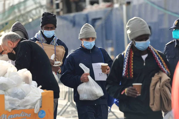 Salerno, Italy- 11 Aralık 2022: Geo Barents adlı gemi, Medici Senza Frontiere adlı sivil toplum örgütü, Akdeniz 'de bulunan genç ve yetişkin 248 göçmenle Salerno limanına yanaştı..