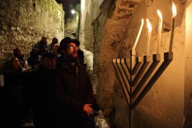 Maiori, Sa, İtalya-20 Aralık 2022: Haham Yisroel Piha, Amalfi kıyısının tarihi merkezinde Hannukah bayramı münasebetiyle. Menorah 'ın üçüncü mumunu yaktı.  