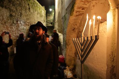 Maiori, Sa, İtalya-20 Aralık 2022: Haham Yisroel Piha, Amalfi kıyısının tarihi merkezinde Hannukah bayramı münasebetiyle. Menorah 'ın üçüncü mumunu yaktı.  