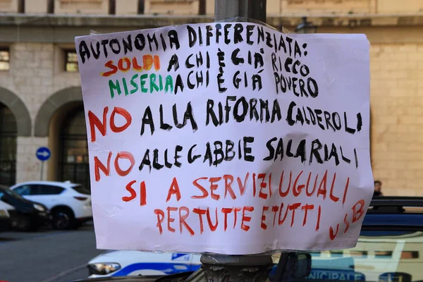 Salerno, Italy- Şubat 04.2023: USB sendikası çalışanları kötü çalışma koşullarını protesto etmek için tabelalar astılar. Vatandaşlık gelirinin iptaline hayır.