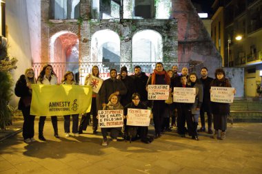 Nocera Inferiore, SA, İtalya-Mart 04.2023: Kızlar homofobiye ve kadınlara yönelik şiddete karşı protesto işaretleri gösteriyor. Güvenli kürtaj hakkı ve herkesin erişebileceği bir halk sağlığı talep ediyorlar..