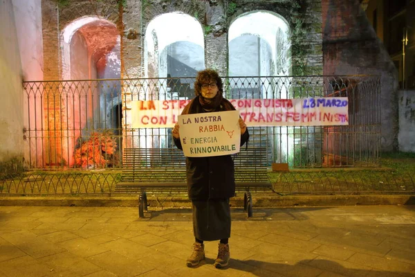 Nocera Inferiore, SA, İtalya-Mart 04.2023: Kızlar homofobiye ve kadınlara yönelik şiddete karşı protesto işaretleri gösteriyor. Güvenli kürtaj hakkı ve herkesin erişebileceği bir halk sağlığı talep ediyorlar..