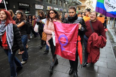 Salerno, SA, İtalya-Mart 08.2023: Uluslararası Kadınlar Günü 'nde, bazı derneklerden öğrenciler ve gönüllüler transfemminist bir geçit töreni için sokaklara döküldüler.. 