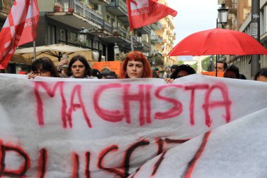 Salerno, SA, İtalya-Mart 08.2023: Uluslararası Kadınlar Günü günü, öğrenciler ve gönüllüler transfemminist bir geçit töreni için sokaklara döküldüler. Erkeklere karşı pankartı olan liseli kızlar.