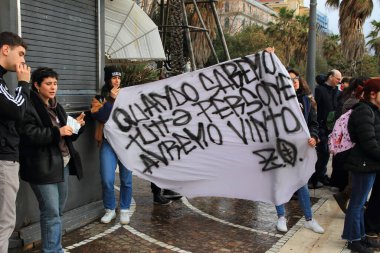 Salerno, SA, İtalya-Mart 08.2023: Uluslararası Kadınlar Günü günü, öğrenciler ve gönüllüler transfemminist bir geçit töreni için sokaklara döküldüler. Erkeklere karşı pankartı olan liseli kızlar.