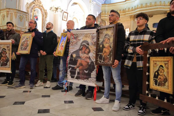 Pagani, SA, İtalya-16 Mart 2023: Paskalya 'dan sonraki Pazar günü yapılan resmi kutlamalardan tam bir ay sonra, Meryem Ana del Carmine' ın resminin tapınağın kapısında yükseltilmesi dini ayin