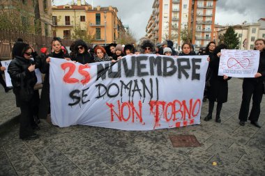 Cava dei Tirreni, Sa, İtalya: 25 Kasım 2023: Kadınlar, kadınlara yönelik şiddete karşı uluslararası bir günde kocaları ve kayyum tarafından öldürülen kadınların öldürülmesini protesto etmek için yürüdüler..