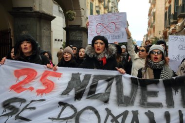 Cava dei Tirreni, Sa, İtalya: 25 Kasım 2023: Kadınlar, kadınlara yönelik şiddete karşı uluslararası bir günde kocaları ve kayyum tarafından öldürülen kadınların öldürülmesini protesto etmek için yürüdüler..