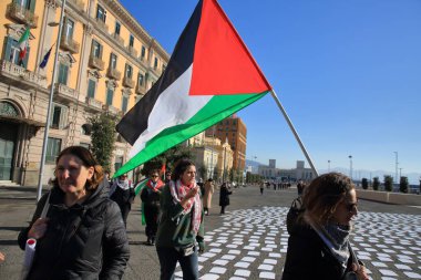 İsrail 'in bombalamalarının ardından Gazze Şeridi' ndeki çocukların soykırımını anlatmak için sokaklardaki barış yanlılarının gösterisi .
