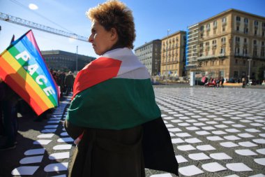 İsrail 'in bombalamalarının ardından Gazze Şeridi' ndeki çocukların soykırımını anlatmak için sokaklardaki barış yanlılarının gösterisi .